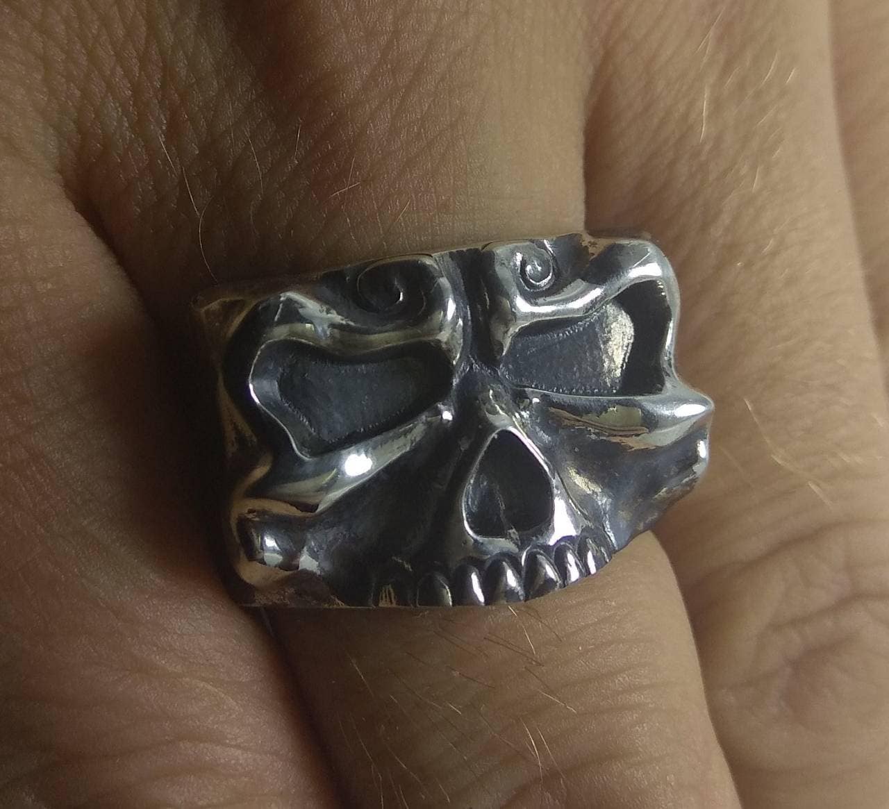 Totenkopfring - Silber Totenkopfschmuck von Jewelrywax
