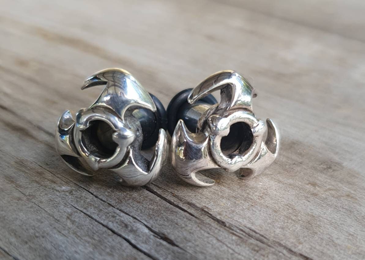 6 Mm Tunnel, Industrie, Biohazard, Edelstahl Und Sterlingsilber 6 Mm Tunnel, Industrie, Biohazard, Edelstahl Und Sterlingsilber von JewelrywitAttitude