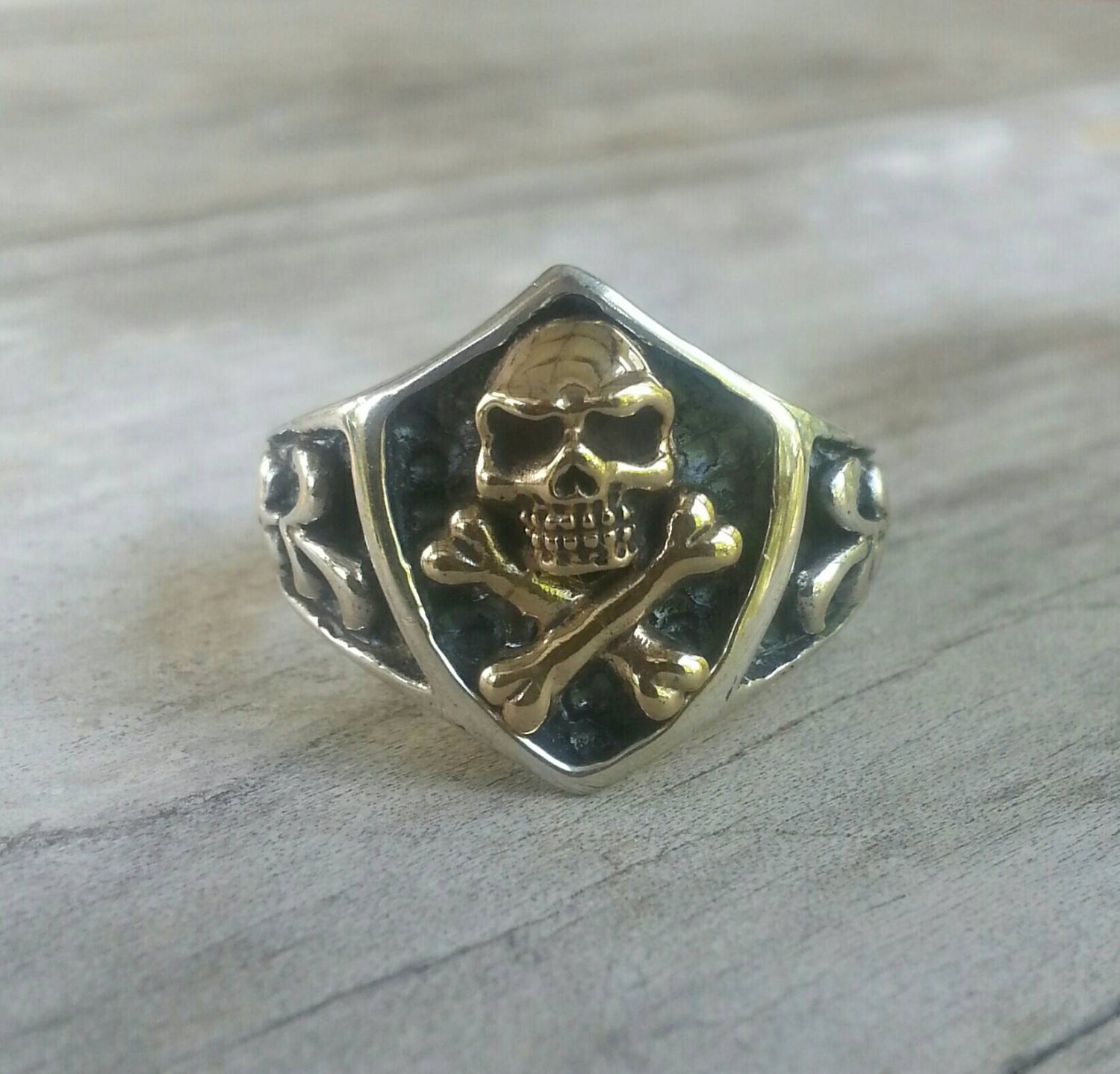 9K Totenkopf Ring, Zweifarbig, 9 Karat Gold Und Sterling Silber, Piraten Ring, Steampunk Gothic Punk von JewelrywitAttitude