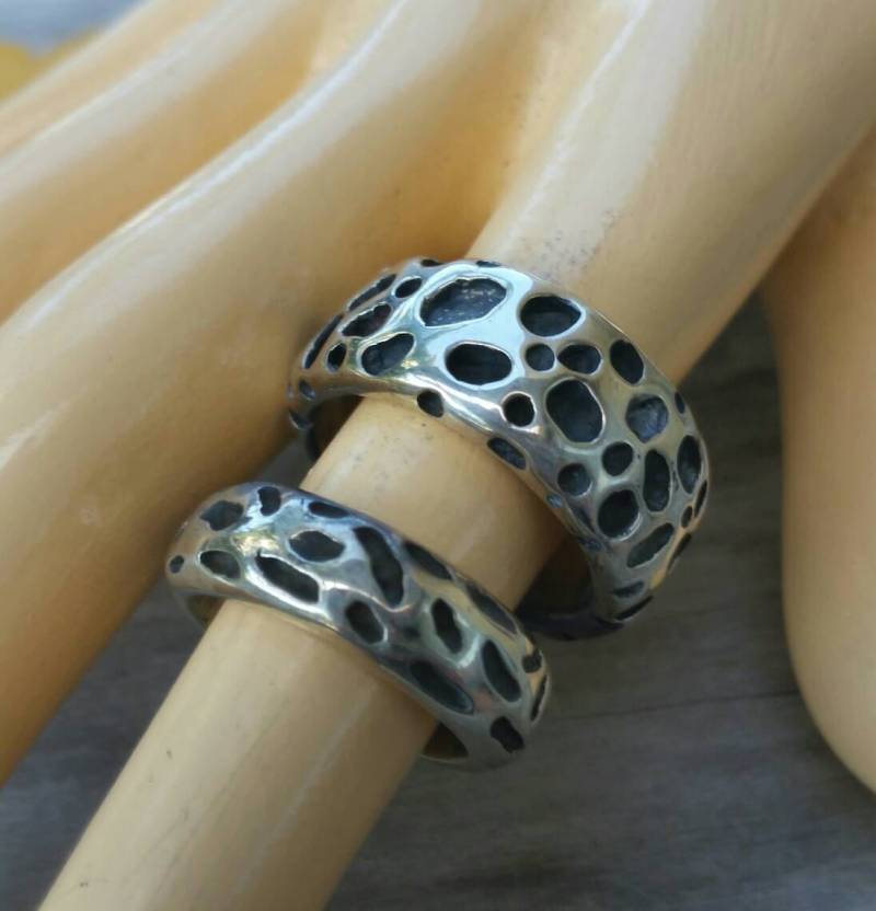 Massiver Halbrunder Moderner Sterlingsilberring Rustikaler Gehämmerter Nugget-Hochzeitsring von JewelrywitAttitude