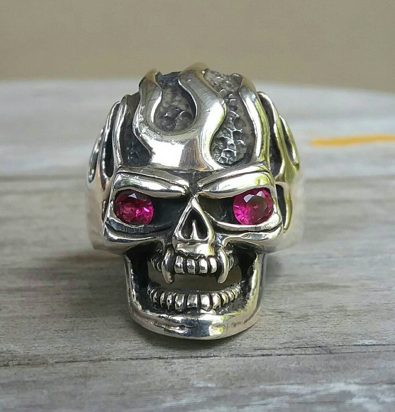 Vampir Flamme Totenkopf Ring, Ring Aus Sterlingsilber, Rote Cz Augen, Skelett, Steampunk, Gothic, Punk, Sterling Silber, Handgemacht, Hipster von JewelrywitAttitude