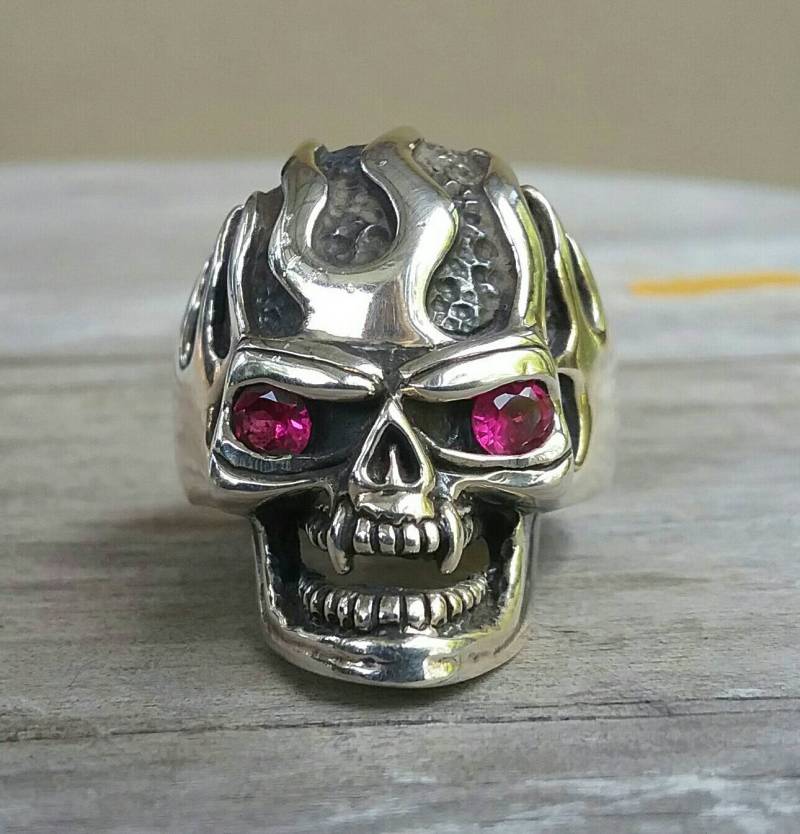 Vampir Flamme Totenkopf Ring, Ring Aus Sterlingsilber, Rote Cz Augen, Skelett, Steampunk, Gothic, Punk, Sterling Silber, Handgemacht, Hipster Vampir Flamme Totenkopf Ring, Ring Aus Sterlingsilber, Rote Cz Augen, Skelett, Steampunk, Gothic, Punk, Sterling Silber, Handgemacht, Hipster von JewelrywitAttitude
