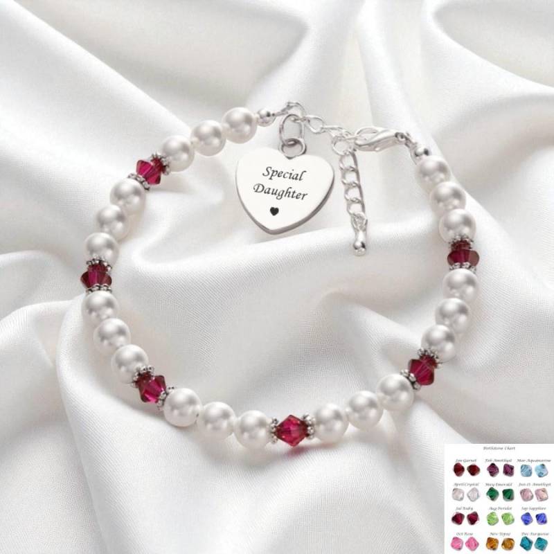 Geburtsstein-Armband Mit Beliebiger Gravur Auf Herz-Anhänger Für Damen Oder Mädchen, Weißen Perlen Und Geburtsstein-Kristallen. Geschenk Box Armband von Jewels4girls