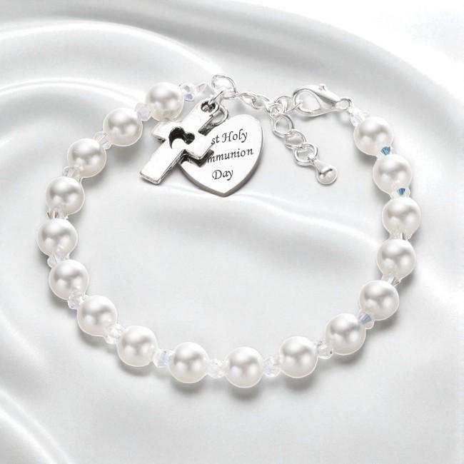 Mädchen Erste Heilige Kommunion Armband, Personalisiert Mit Gravur. Weiße Perlen, Silberfarbener Kreuzanhänger, Kristalle. Silber Herz Charm von Jewels4girls