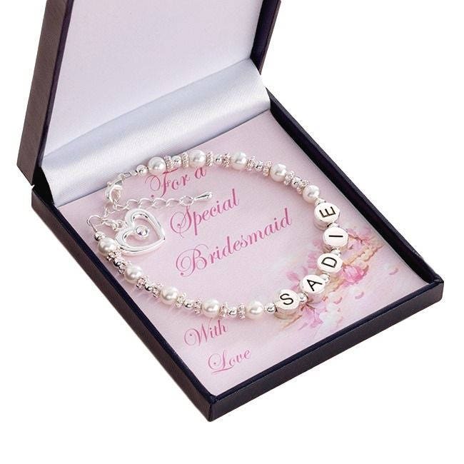 Mädchen-Namensarmband Mit Schönen Kristallen Und Perlen in Geschenkbox Für Trauzeugin, Brautjungfer Oder Blumenmädchen von Jewels4girls