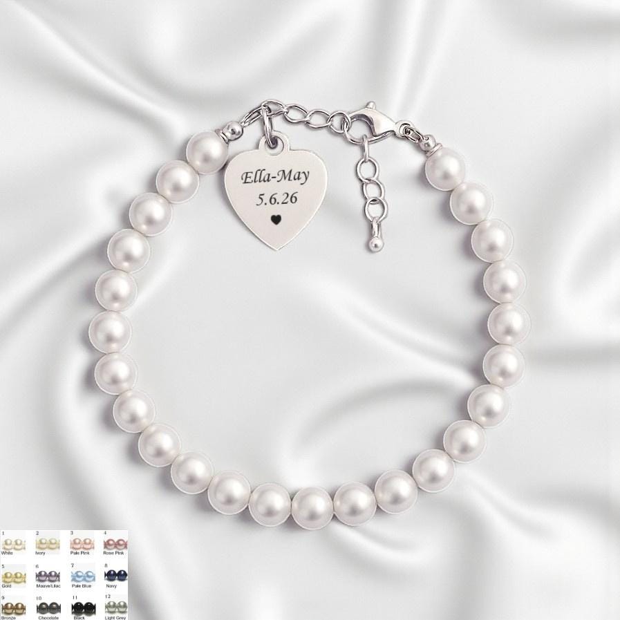 Perlenarmband, Personalisiert Mit Gravierte Herz Anhänger, Größen Für Damen Und Mädchen. Geschenk Verpackt. Perlen in Weiß, Elfenbein, Rosa von Jewels4girls