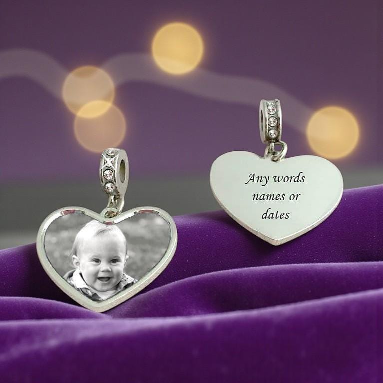 Personalisierter Anhänger Mit Foto Und Gravur Auf Einer Funkelnden Anhängerschlaufe von Jewels4girls