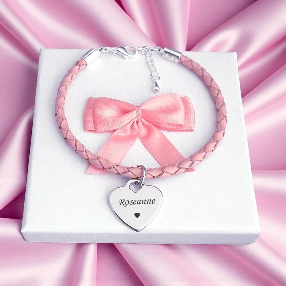 Personalisiertes Armband Aus Rosa Leder Kann Für Verlobte, Frau, Kindermädchen, Nichte, Tante, Mama, Namen, Daten Etc von Jewels4girls