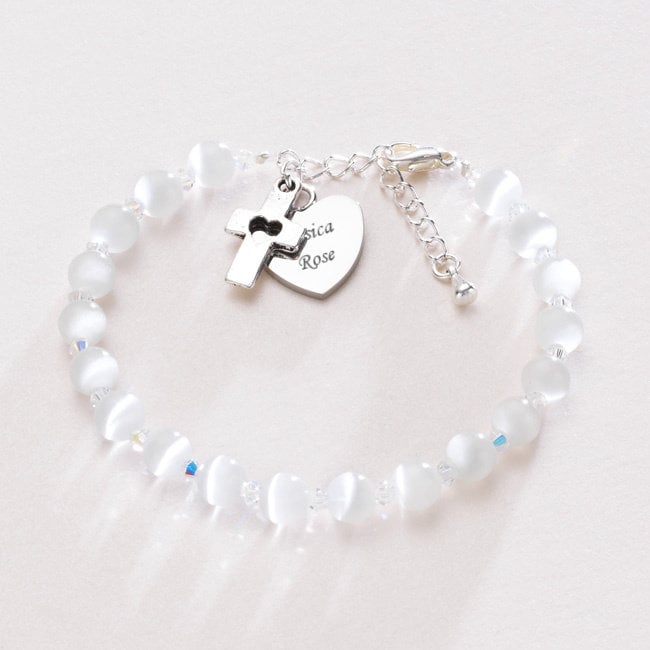 Personalisiertes Armband Für Den Ersten Heiligen Kommuniontag Mit Gravierten Herz - Und Kreuzanhängern. Größenverstellbar von Jewels4girls