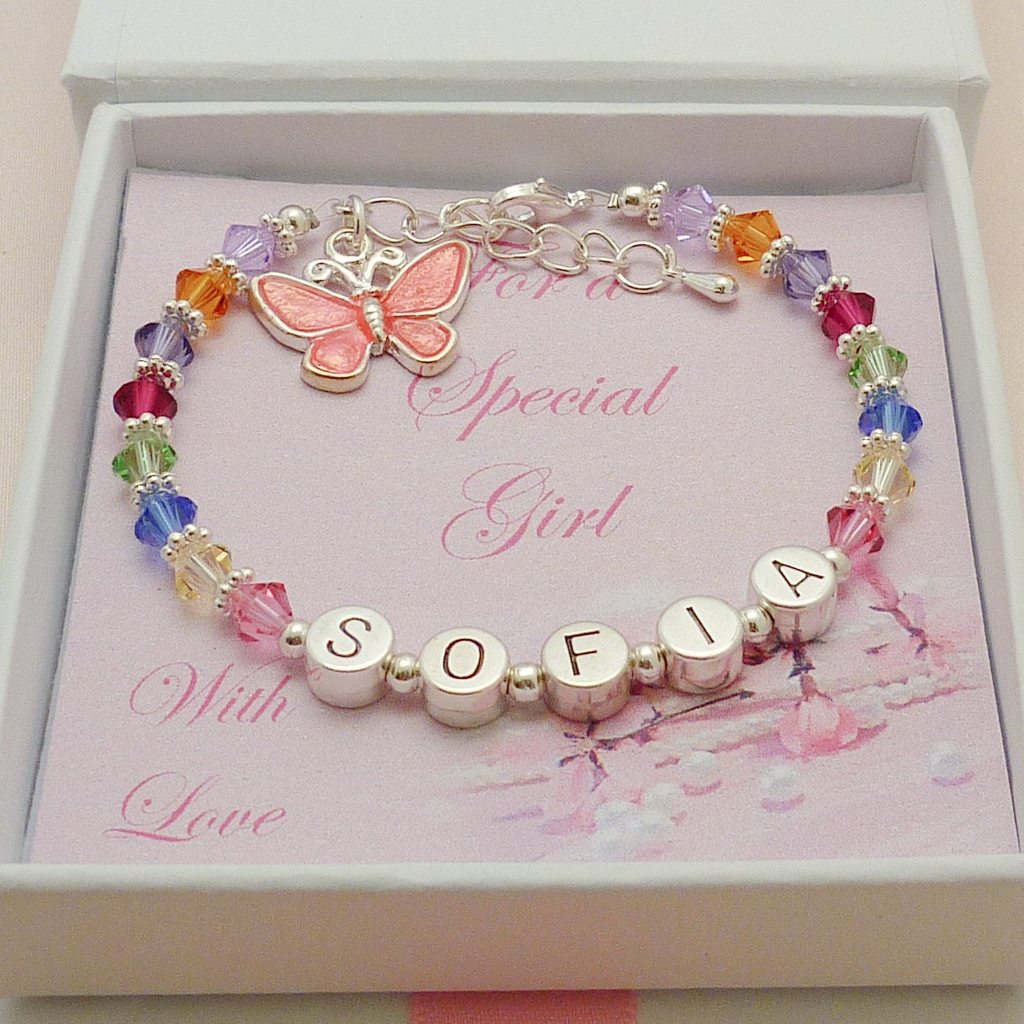 Personalisiertes Armband Für Mädchen Mit Regenbogenkristallen & Schmetterling. Kinder Namensarmband. Besondere Geschenkbox Enkelin, Schwester von Jewels4girls