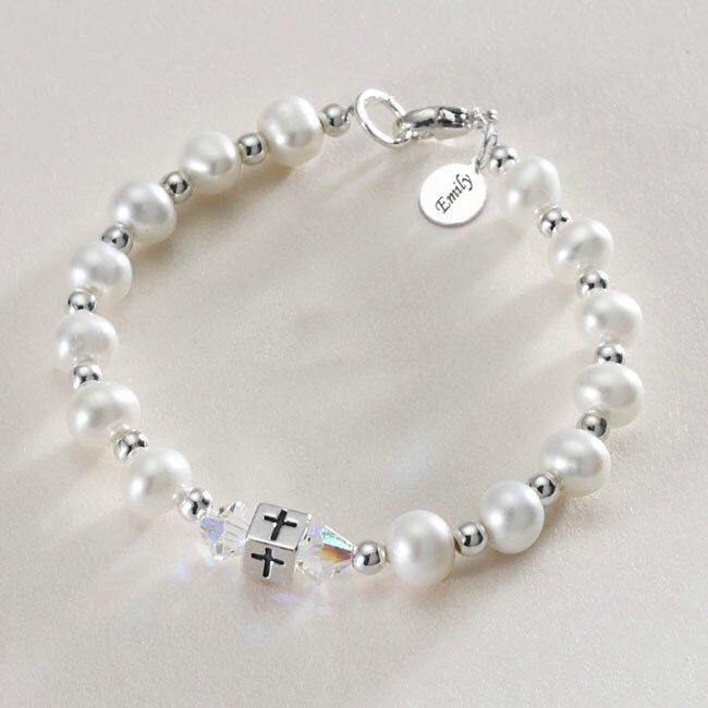Personalisiertes Armband Zur Ersten Heiligen Kommunion Für Mädchen Mit Süßwasserperlen Und Graviertem Anhänger von Jewels4girls