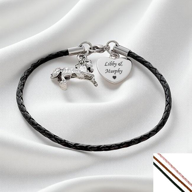 Personalisiertes Lederarmband Mit Pferde Anhänger Und Eingraviertem Herz, Schwarz, Braun Oder Rosa von Jewels4girls