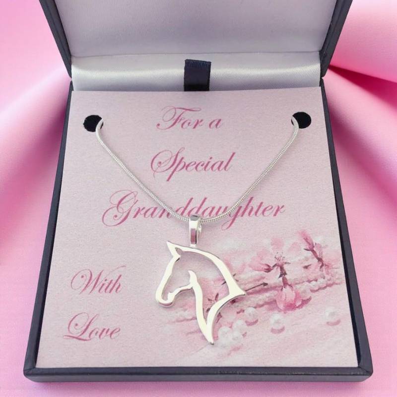 Schöne Offene Pferdekopf-Halskette Auf Geschenkkarten-Halterung. Geschenk Für Pferdeliebhaber. Mädchen, Tochter, Enkelin, Nichte, Schwester Usw von Jewels4girls