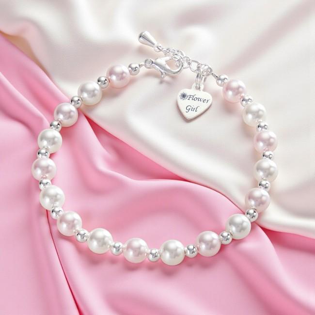 Schönes Silber - Und Perlenarmband Für Brautjungfer Oder Blumenmädchen Mit Personalisiertem Graviertem Anhänger, Jeder Perlenfarbe, Weiß von Jewels4girls