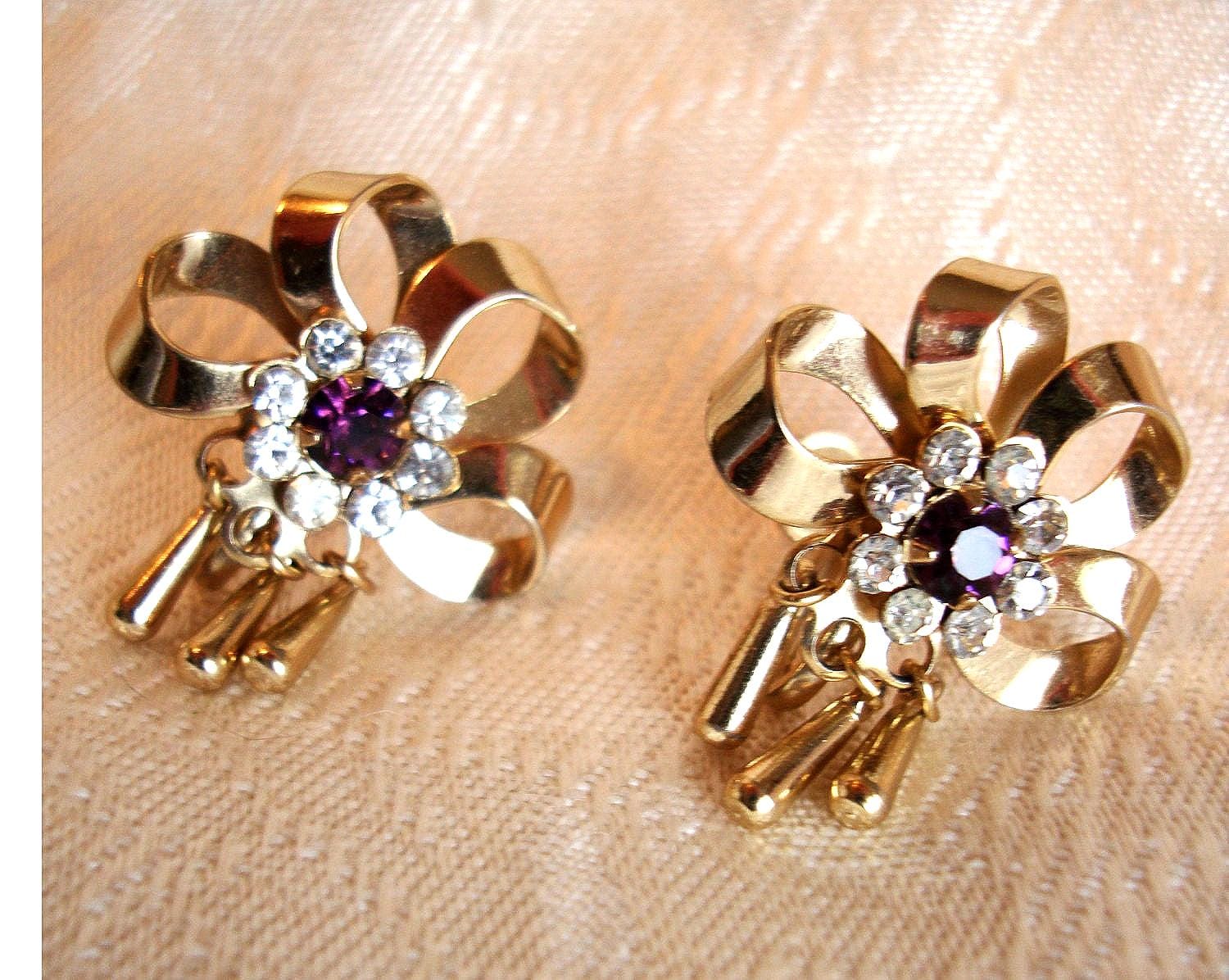 Lavendelfarbene Ohrringe Mit Klaren Strasssteinen Lavendelfarbene Ohrringe Mit Klaren Strasssteinen von JewelsAndStitches