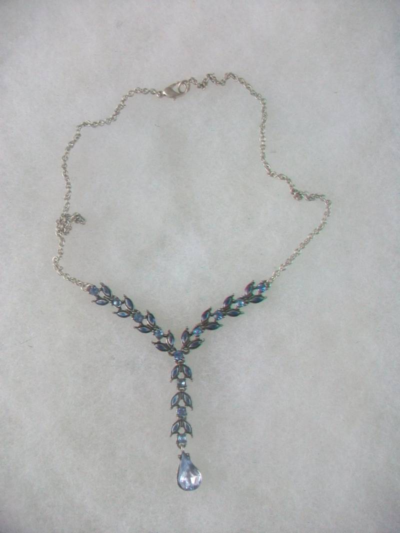 Vintage Silber Ton Drop Style Halskette Blau Strass Signiert Nr Vintage Silber Ton Drop Style Halskette Blau Strass Signiert Nr von JewelsAndToolsPlus