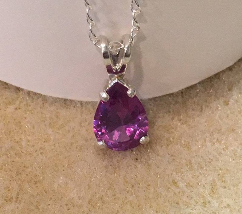 Alexandrit Kette, 10x7 Mm Birne. 18 Zoll Sterling Silber Kette. Kostenloser Versand Alexandrit Kette, 10x7 Mm Birne. 18 Zoll Sterling Silber Kette. Kostenloser Versand von JewelsByDebraB
