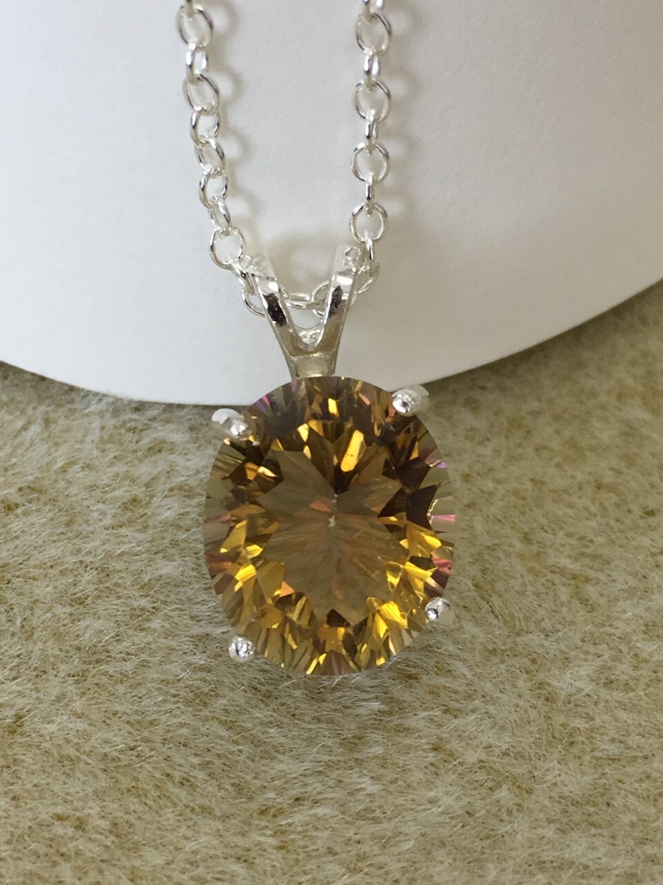 Goldene Gelbe Quarz-Halskette, 12x10mm Oval Geschnitten, Mit Einer 18-Zoll-925Er Silberkette. Kostenloser Versand Goldene Gelbe Quarz-Halskette, 12x10mm Oval Geschnitten, Mit Einer 18-Zoll-925Er Silberkette. Kostenloser Versand von JewelsByDebraB