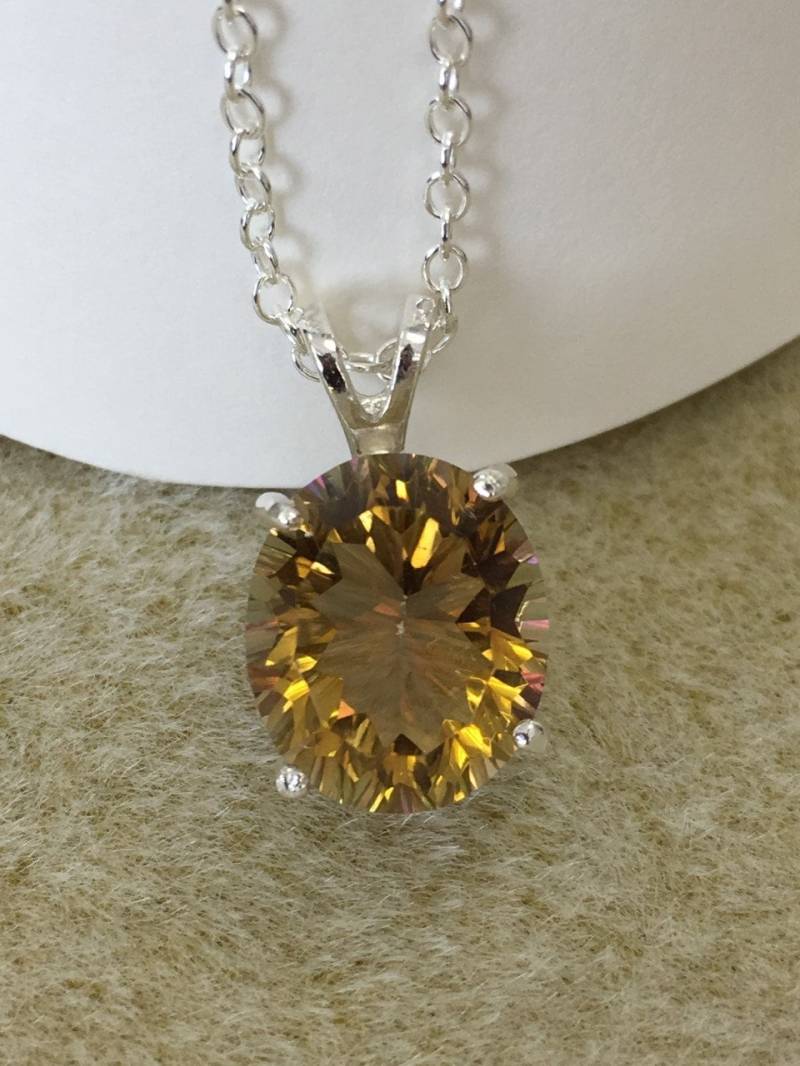 Goldene Gelbe Quarz-Halskette, 12x10mm Oval Geschnitten, Mit Einer 18-Zoll-925Er Silberkette. Kostenloser Versand Goldene Gelbe Quarz-Halskette, 12x10mm Oval Geschnitten, Mit Einer 18-Zoll-925Er Silberkette. Kostenloser Versand von JewelsByDebraB