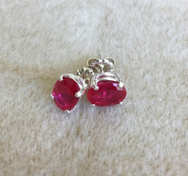 Rubin Ohrringe, 1, 5 Karat | Je Ovale Ohrstecker. Korbfassung Aus Sterlingsilber. Kostenloser Versand Rubin Ohrringe, 1, 5 Karat | Je Ovale Ohrstecker. Korbfassung Aus Sterlingsilber. Kostenloser Versand von JewelsByDebraB