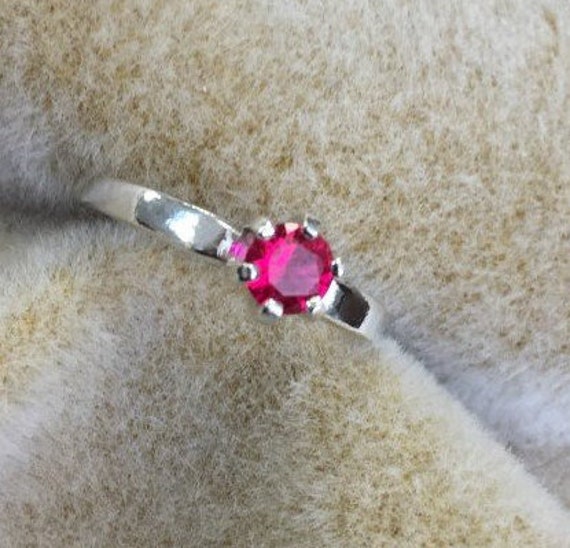 Rubin Ring, Solitär, .46 Karat | 5mm Rund, Größe 7. Fassung Aus Sterlingsilber. Kostenloser Versand Rubin Ring, Solitär, .46 Karat | 5mm Rund, Größe 7. Fassung Aus Sterlingsilber. Kostenloser Versand von JewelsByDebraB