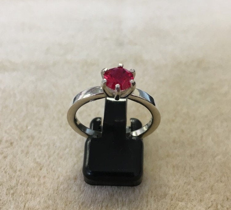 Rubin Ring, Solitär, .75 Karat | 6Millimeter Rund, Größe 8. Kostenloser Versand Rubin Ring, Solitär, .75 Karat | 6Millimeter Rund, Größe 8. Kostenloser Versand von JewelsByDebraB