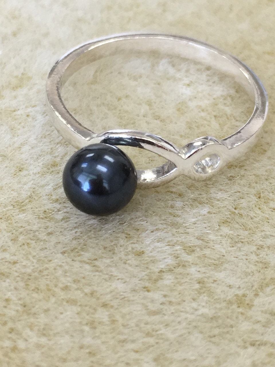 Schwarzer Süßwasser Zuchtperlen Ring, Sterling Silber Band, Größe 7, Kostenloser Versand Schwarzer Süßwasser Zuchtperlen Ring, Sterling Silber Band, Größe 7, Kostenloser Versand von JewelsByDebraB