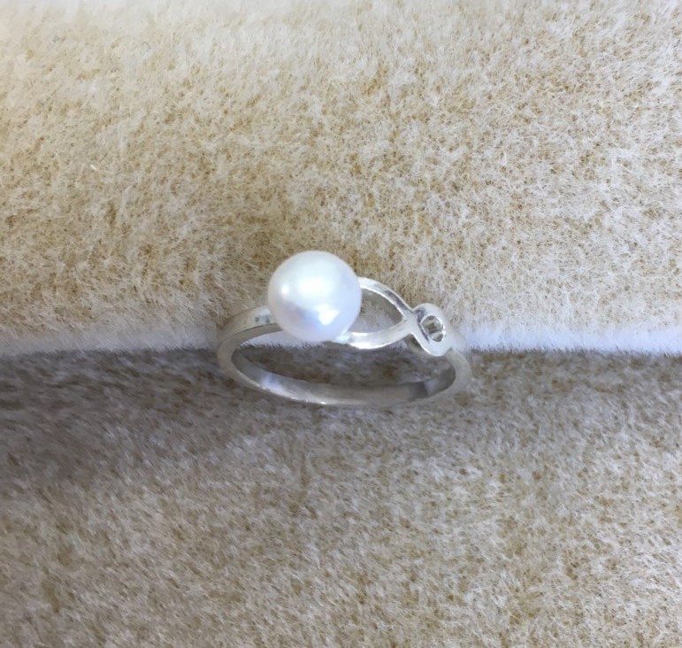 Süßwasser Zucht Birnen Ring, Sterling Silber Infinity Fassung, Größe 7. Kostenloser Versand Süßwasser Zucht Birnen Ring, Sterling Silber Infinity Fassung, Größe 7. Kostenloser Versand von JewelsByDebraB