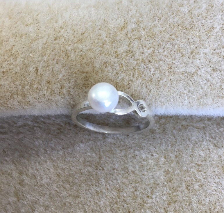 Süßwasser Zucht Birnen Ring, Sterling Silber Infinity Fassung, Größe 7. Kostenloser Versand Süßwasser Zucht Birnen Ring, Sterling Silber Infinity Fassung, Größe 7. Kostenloser Versand von JewelsByDebraB