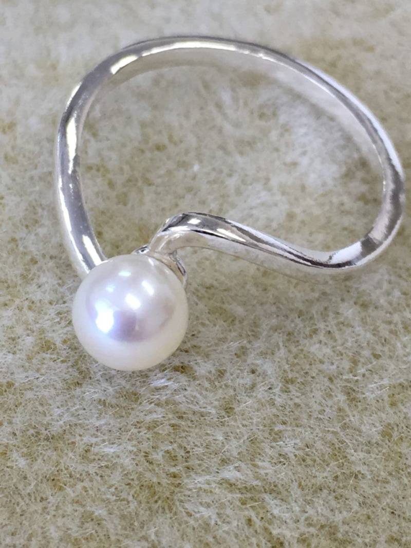 Weißer Zuchtperlen Ring. Größe 8 Sterling Silber Fassung. Kostenloser Versand von JewelsByDebraB