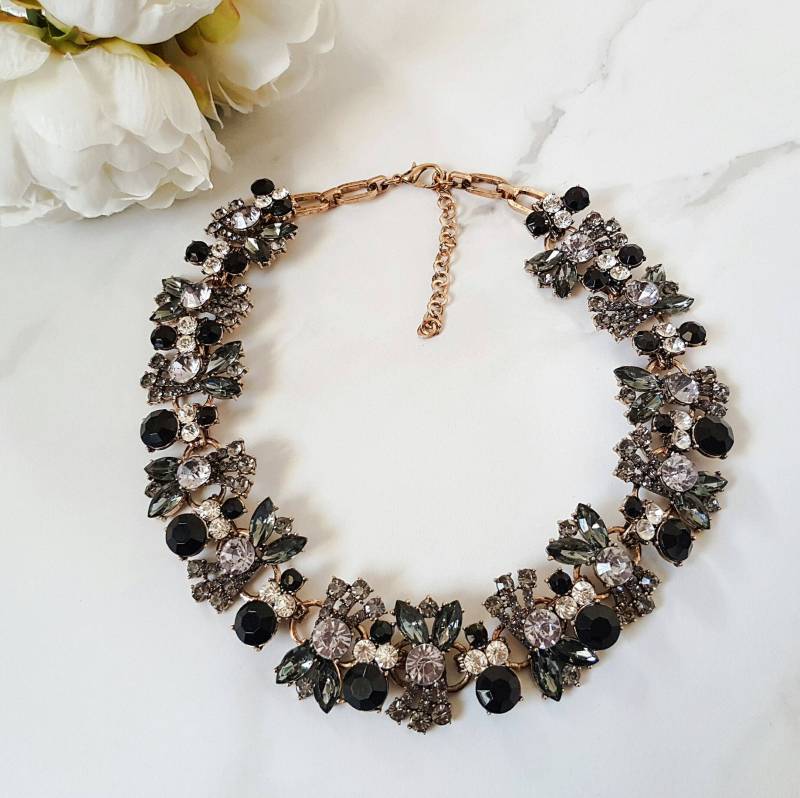 Schwarze Strass Bib Halskette | Gold Akzent Statement Schmuck von JewelsByHouseOfAria