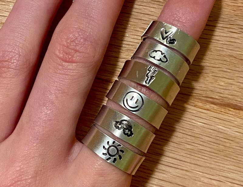 Gestanzte Metall Ringe Mit Symbolen Handgefertigt Graviert Nicht Anlaufen Größen 4-12 Aluminium von JewelsByMarni