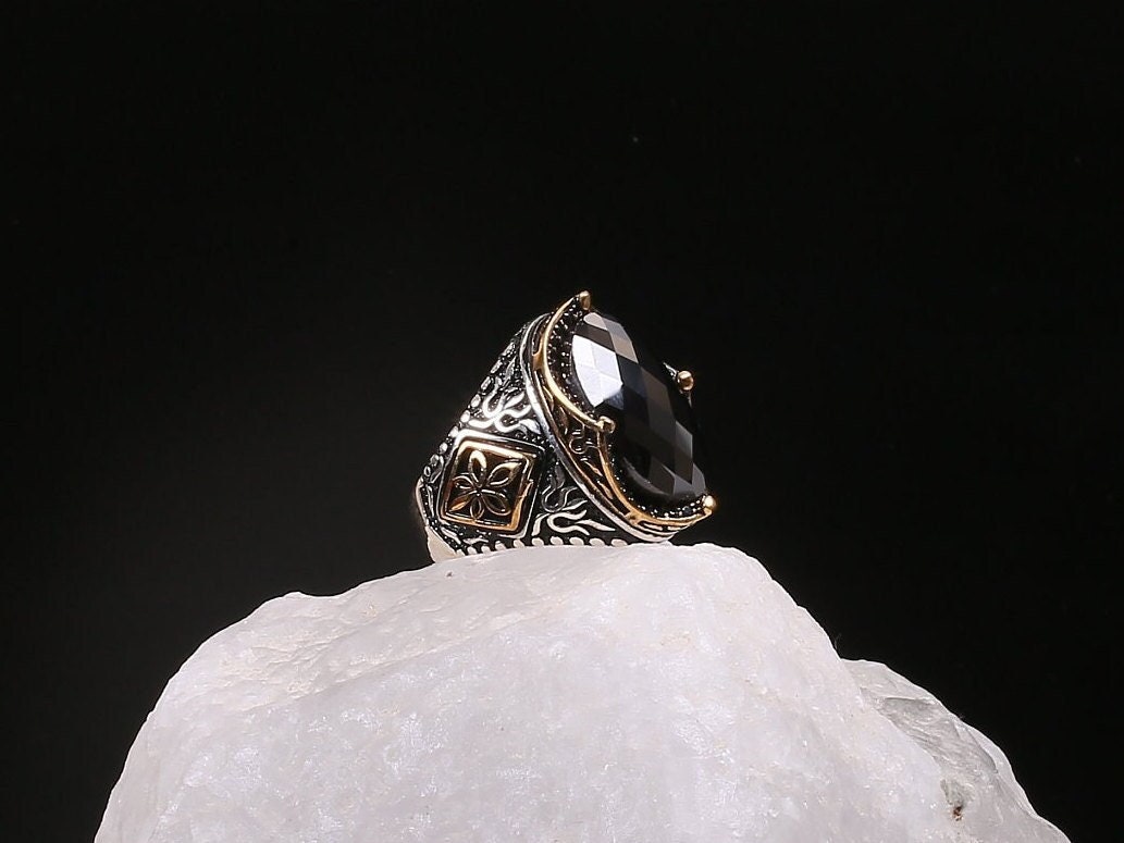 Schwarzer Fakated Zirkon Ring, Handgemachter 925 Silber Geschenk Für Business Herren, Cool Ring von JewelsByNargili