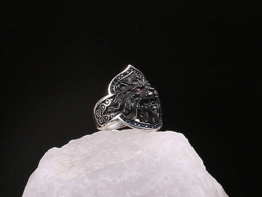 Schwarzer Löwe Silber Ring, Zirkon Stein, Sternzeichen Ring Für Coole Männer, Handarbeit 925 von JewelsByNargili