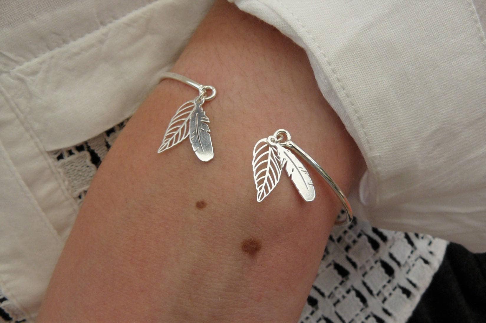 Armreif Aus Sterlingsilber Mit Feder - Und Blattanhängern, Gefertigt Vergoldetem Silber, Für Damen von JewelsBySylvieC