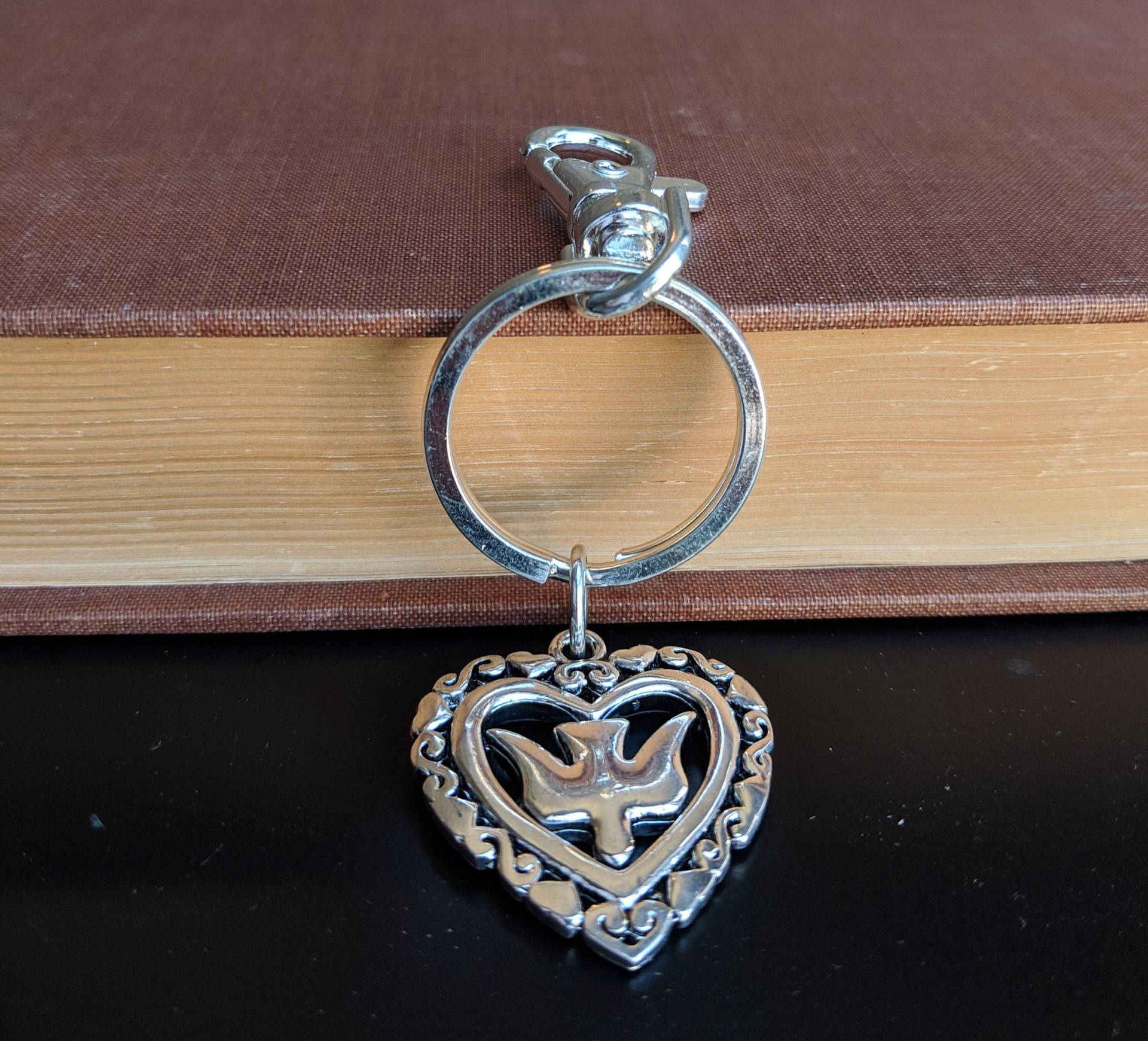 Herz Silber-Ton Schlüsselanhänger, Liebe Keychain Von Jewelscharmsmehr Menge Bulk Rabatte von JewelsCharmsMore