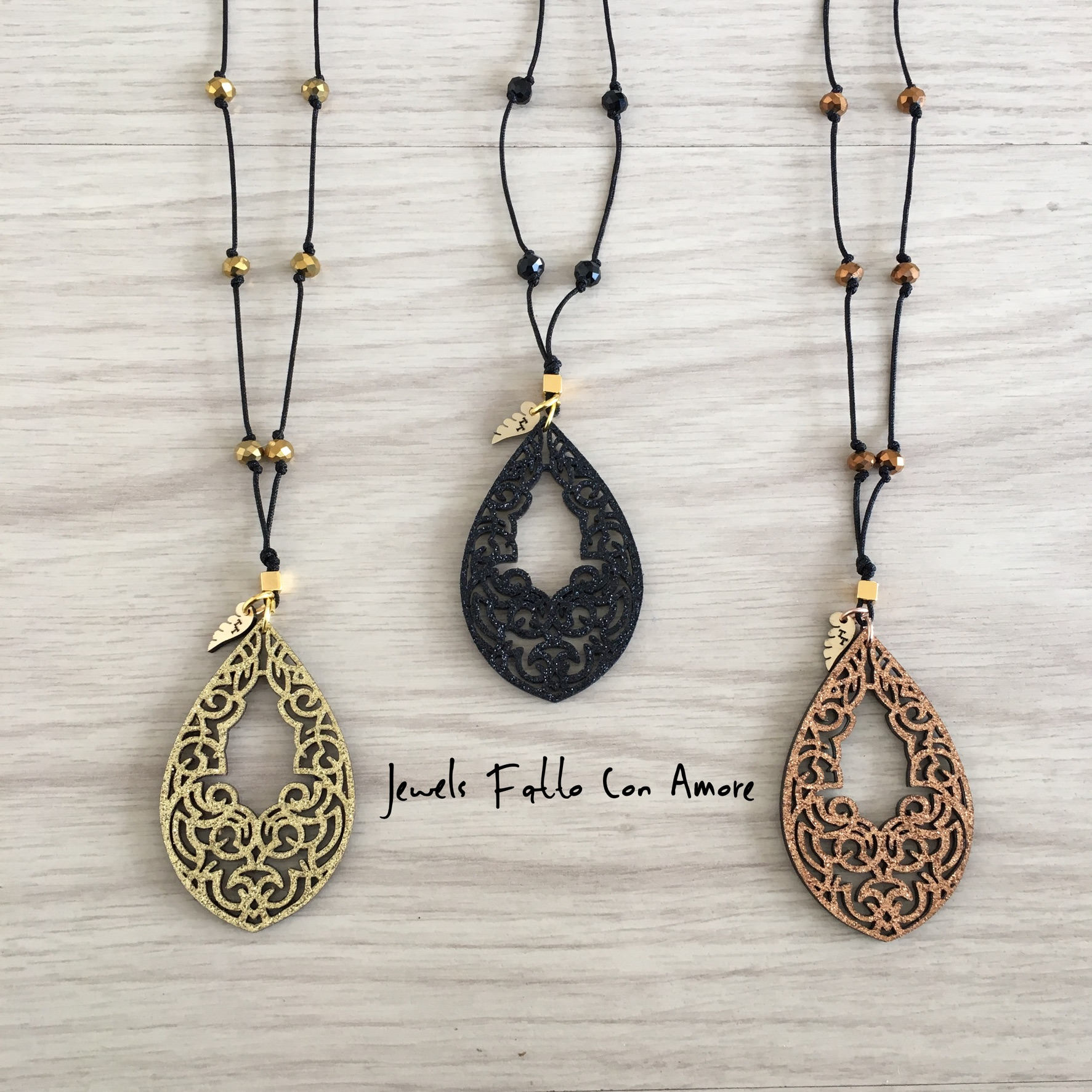 Handgemachte Laser Geschnitten Acryl Und Leder Tropfen Anhänger Halskette, Arabeske Boho Perlenhalskette, Gold Kupfer Schwarze Halskette Frauen Handgemachte Laser Geschnitten Acryl Und Leder Tropfen Anhänger Halskette, Arabeske Boho Perlenhalskette, Gold Kupfer Schwarze Halskette Frauen von JewelsFattoConAmore