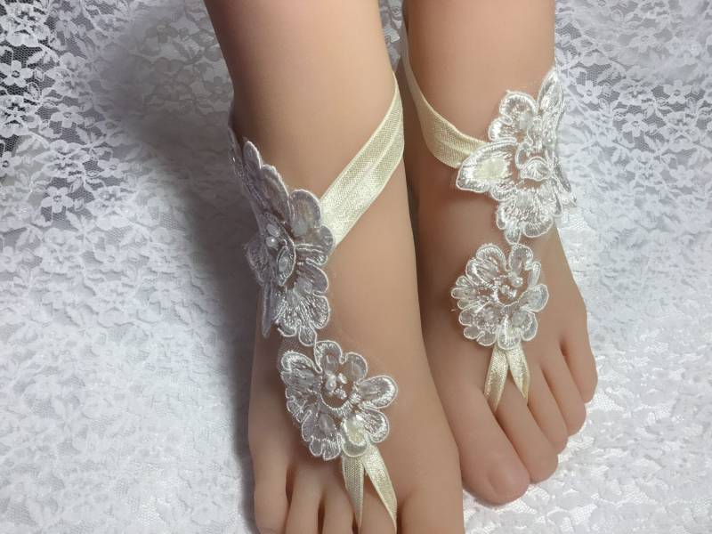 Elfenbein Spitze Braut Barfuß Sandale, Perlen Barfuß, Strand Hochzeit Sandalen, Sandale von JewelsForYourFeet