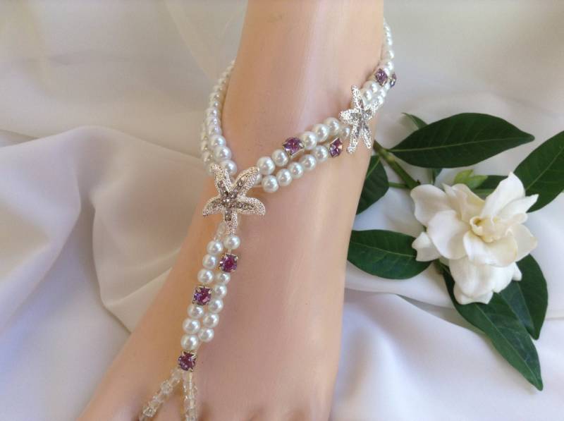 Lavendel Braut Barfuß Sandalen Seestern Strand Hochzeit, Hochzeits-Fuß-Schmuck, Strass Sandle Weiß Perlen Barfuss von JewelsForYourFeet