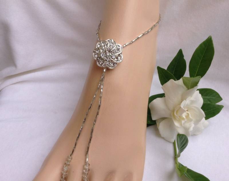 Strass Blume Silber Strand Hochzeit Barfuß Sandale, Bridal Fuß Jewerly von JewelsForYourFeet