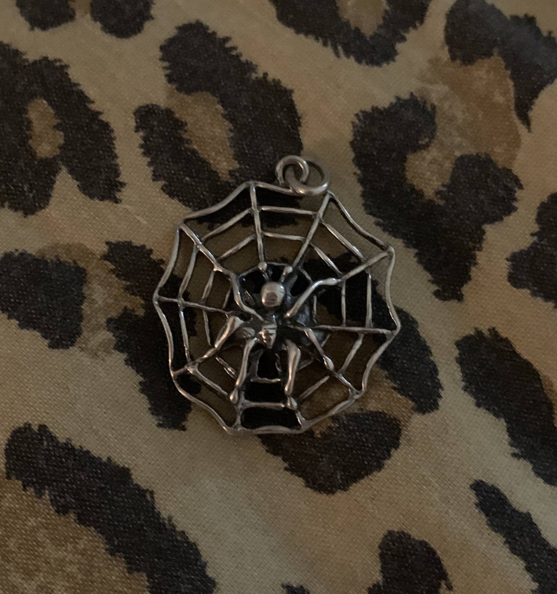 sterling Silber Spinne Auf Netz Anhänger Handgemacht Grabstein Silberwerke von JewelsForaGypsy