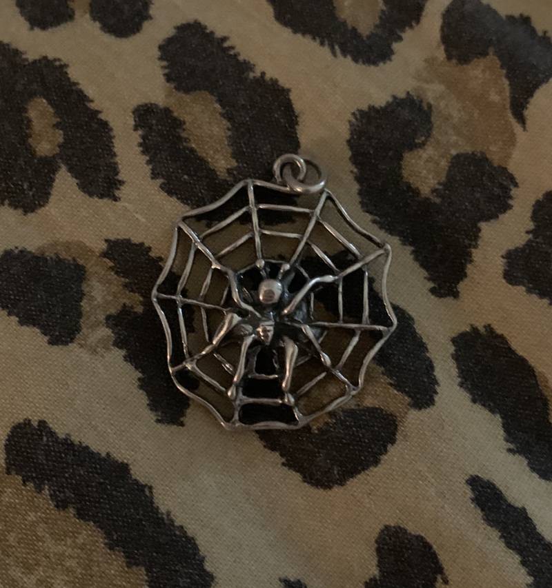 sterling Silber Spinne Auf Netz Anhänger Handgemacht Grabstein Silberwerke von JewelsForaGypsy