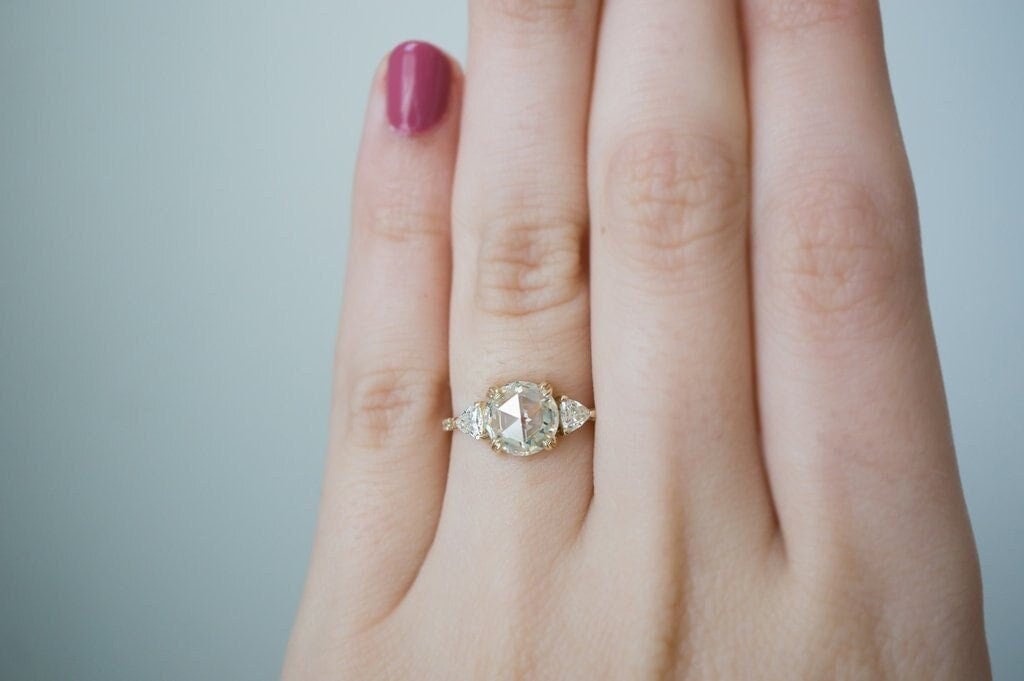3 Stein Verlobungsring Mit Runder Rose Und Seitlichem Dreieck Moissanit, Moissanit Ehering Für Sie, Jubiläumsring, Handgemachter Ring 3 Stein Verlobungsring Mit Runder Rose Und Seitlichem Dreieck Moissanit, Moissanit Ehering Für Sie, Jubiläumsring, Handgemachter Ring von JewelsForest