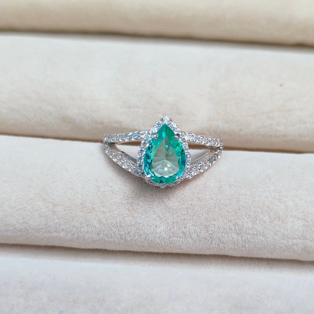 Grüner Saphir Halo Ring Birnenschliff Grüner Sterling Silber Ehering Teal Lab Grown von JewelsGalleryArt