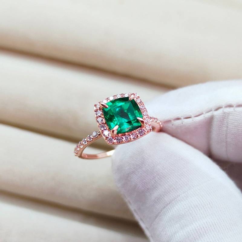 Lab Created Emerald Ring, 925 Sterling Silber Halo Kissen Smaragd Grown Cut Ring von JewelsGalleryArt