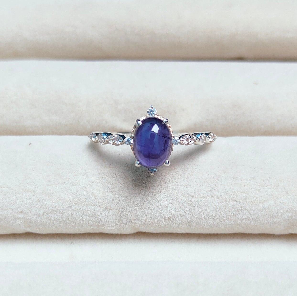 Natürlicher Iolith Ring, Ovaler Cabochon 925 Sterling Silber Handgemachter Ring von JewelsGalleryArt
