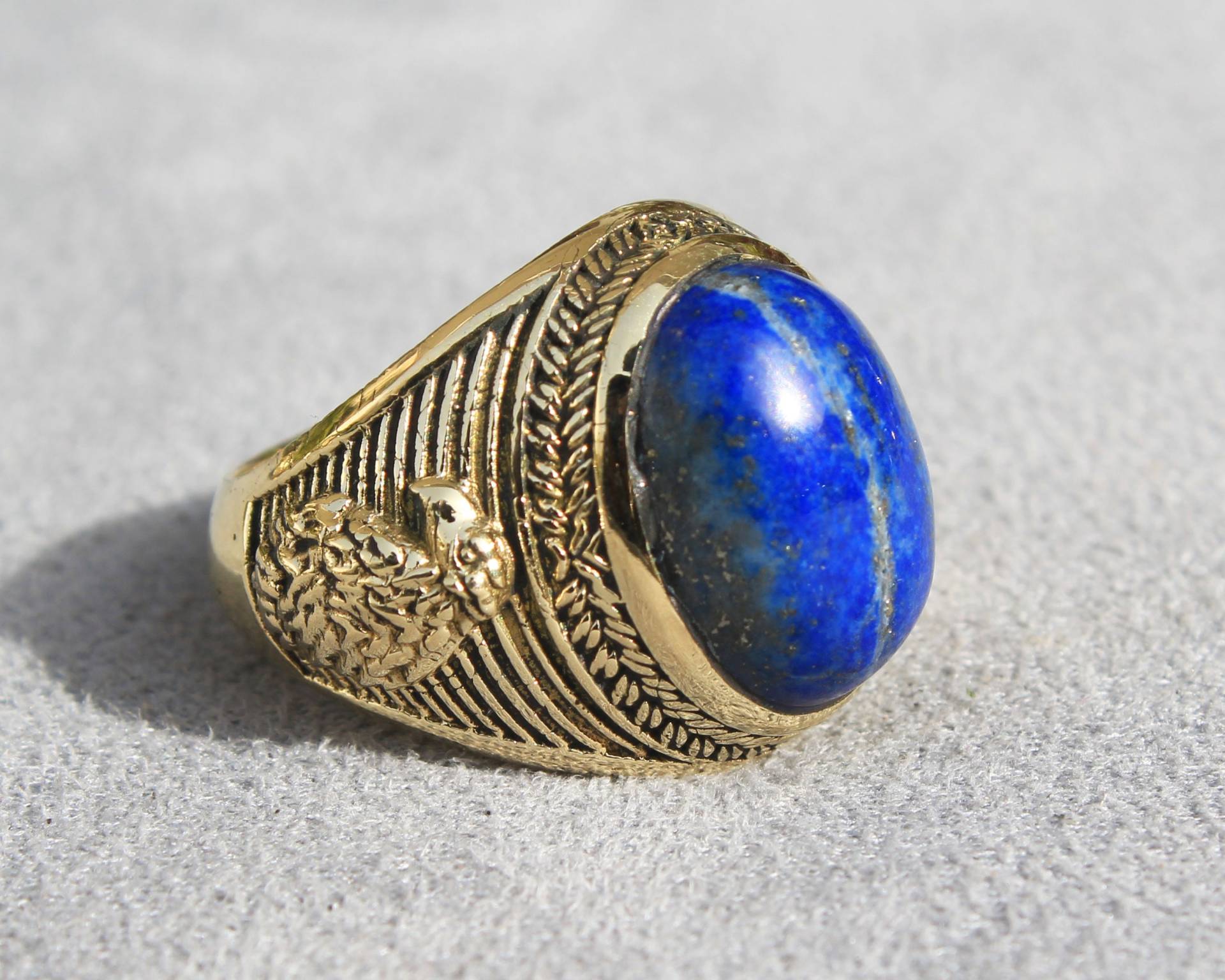 Lapis Lazuli Ring, Hippie Gold Overlay Herren Ringe, Edelstein Signet Vintage Alltag Ring von JewelsHandmadeCo