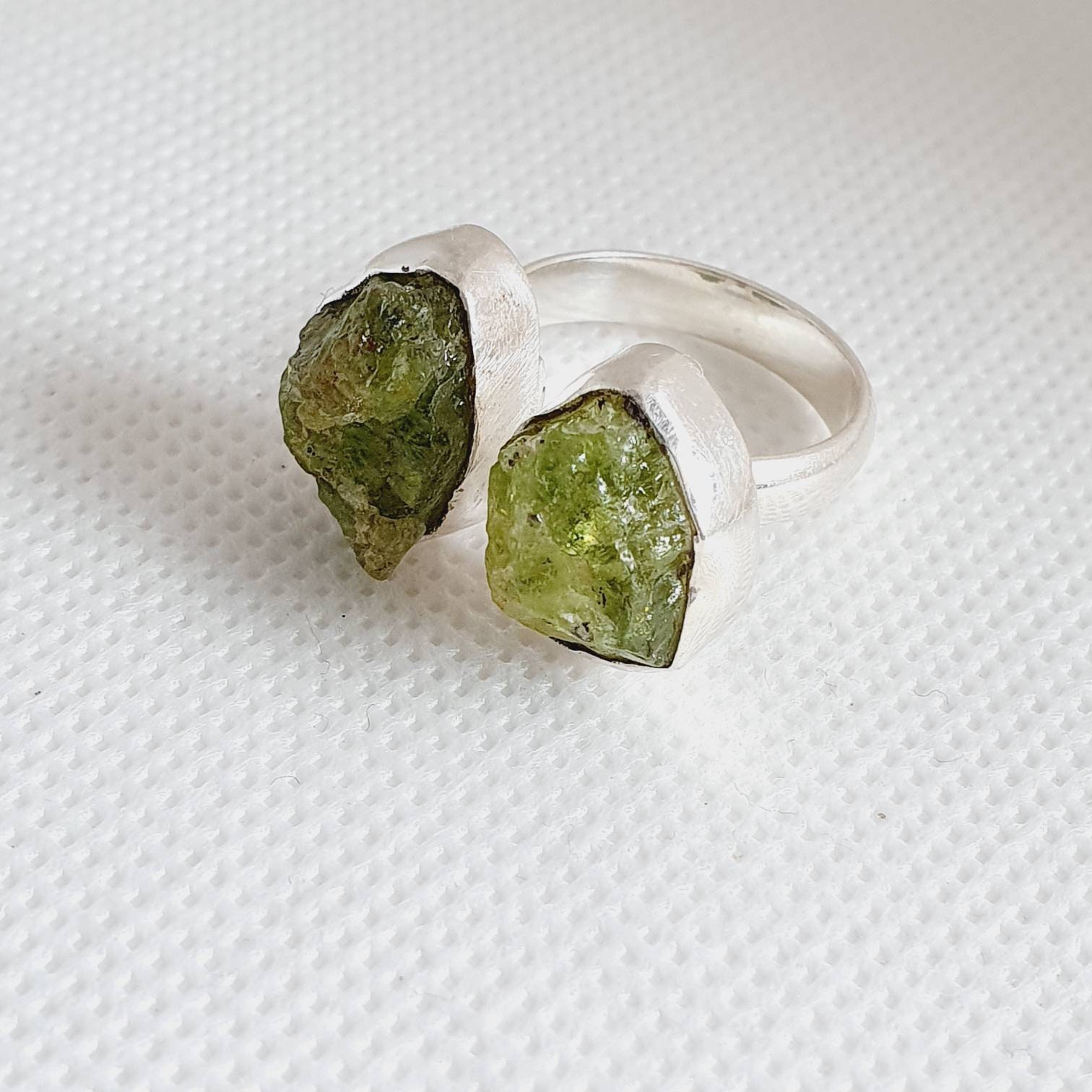 Roh Peridot Kristall Ring 925 Silber, Roh Ring, Handgemacht Peridot, Kristall Ringe, August Geburtsstein, Silber Peridot, Edelstein Ringe Roh Peridot Kristall Ring 925 Silber, Roh Ring, Handgemacht Peridot, Kristall Ringe, August Geburtsstein, Silber Peridot, Edelstein Ringe von JewelsNL
