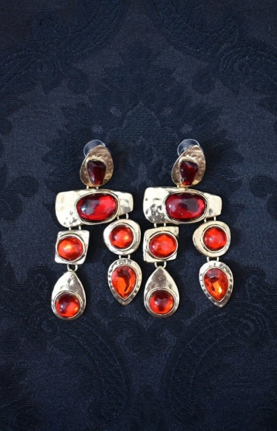 Atemberaubende Große Rot Gold Ton Trend-Setter Kronleuchter Unregelmäßige Form Tropfen Baumeln Strass Femme-Fatale Statement Ohrringe Runway Design von JewelsOfAphrodite
