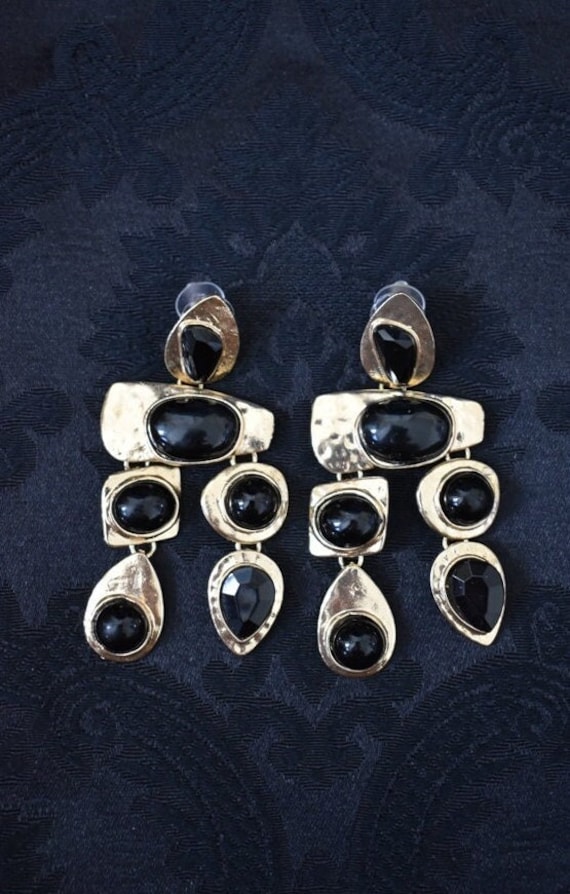 Atemberaubende Große Schwarz Gold Ton Trend-Setter Kronleuchter Unregelmäßige Form Tropfen Baumeln Strass Femme-Fatale Statement Ohrringe Runway Atemberaubende Große Schwarz Gold Ton Trend-Setter Kronleuchter Unregelmäßige Form Tropfen Baumeln Strass Femme-Fatale Statement Ohrringe Runway von JewelsOfAphrodite